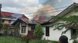 Kobaran api yang melalap sebuah rumah di Jalan Silat Baru, Kecamatan Pontianak Tenggara, pada Rabu (23/7/2025). Kebakaran ini diduga dipicu oleh korsleting arus listrik. (Dok. Ist)