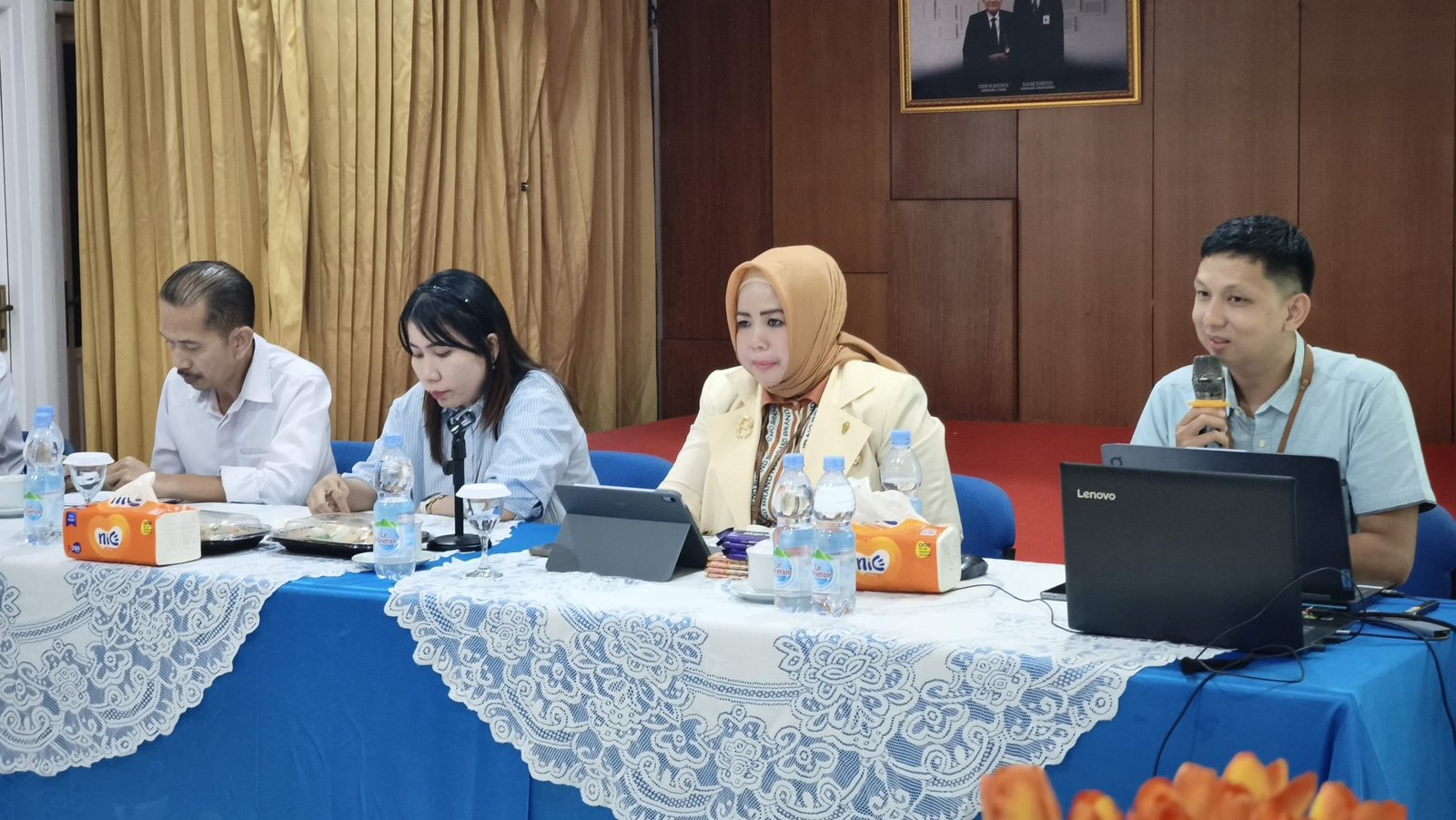 Pemaparan materi oleh narasumber dari PT Taspen dalam acara sosialisasi di Bank Kalbar Cabang Sambas. Sesi ini menjadi bekal penting bagi para frontliner untuk memahami prosedur layanan pensiun di era digital. Foto: HO/Faktakalbar.id