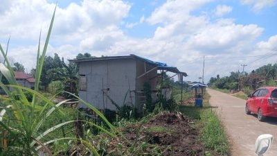 Keberadaan bangunan diduga liar di bantaran parit Sungai Raya Dalam-Punggur Kubu Raya terpasang aliran listrik resmi PLN. (Dok. Faktakalbar.id)