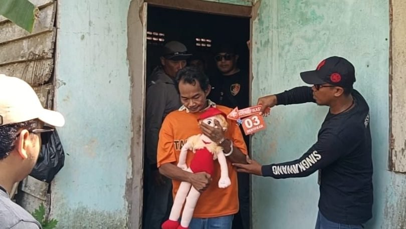 Tersangka Uray Abadi (mengenakan baju tahanan) memperagakan salah satu adegan dalam rekonstruksi kasus pembunuhan balita Rafa Fauzan di Tempat Kejadian Perkara (TKP), Singkawang. (Dok. Ist)