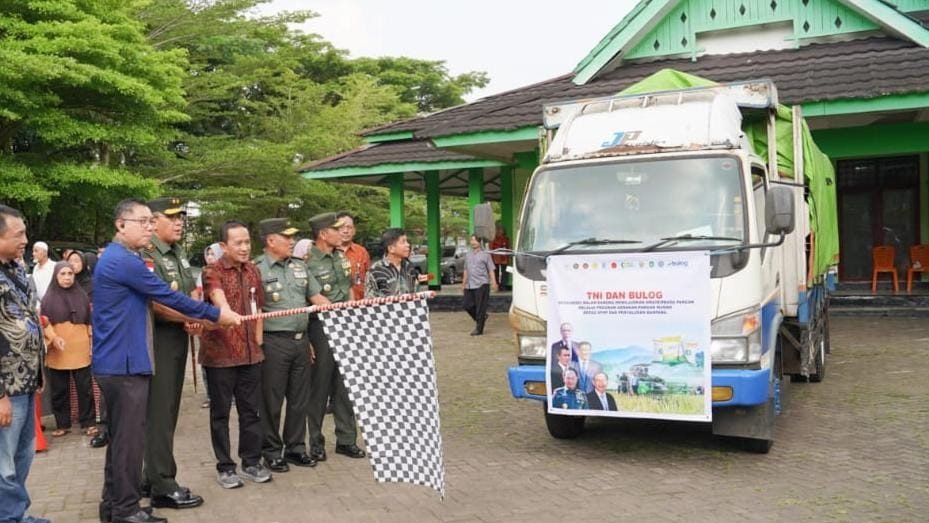 Pangdam XII/Tpr Mayjen TNI Jamallulael bersama Pimpinan Wilayah Perum Bulog Kalbar Dedi Aprilyadi saat meluncurkan Gerakan Pangan Murah di Kantor Kecamatan Pontianak, Kamis (24/7/2025), sebagai wujud sinergi menjaga ketahanan pangan daerah. Foto: HO/Faktakalbar.id