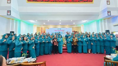 Ketua TP PKK Kota Pontianak, Yanieta Arbiastutie bersama para pengurus menunjukkan piala juara umum usai diumumkan pada penutupan HKG PKK Ke-53 Tingkat Provinsi Kalbar di Kabupaten Landak, Jumat (25/7/2025). Foto: HO/Faktakalbar.id