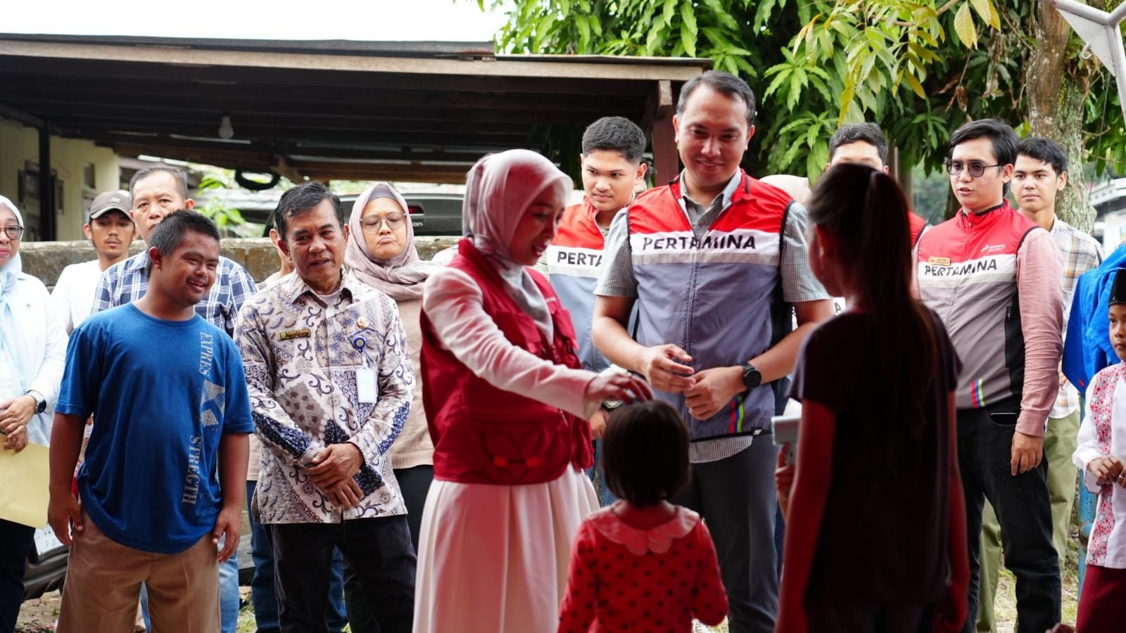 Tim Pertamina Patra Niaga Regional Sumbagsel secara simbolis menyerahkan bantuan kepada perwakilan warga korban kebakaran di Kelurahan 1 Ulu, Palembang, Jumat (25/7/2025). (Dok. Ist)