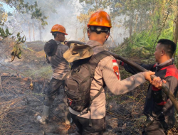 Polres Kubu Raya Terus Padamkan Karhutla di Dua Desa