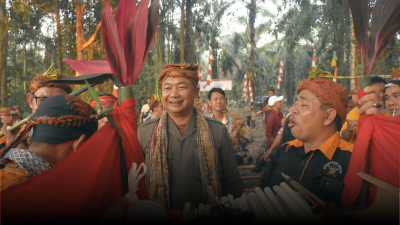 Bupati Ketapang tampak berdialog dengan warga saat menghadiri acara adat Bayar Niat Guling Bantan Puja di Dusun Sekuningan Baru, Desa Air Upas. (Dok. HO/faktakalbar.id)