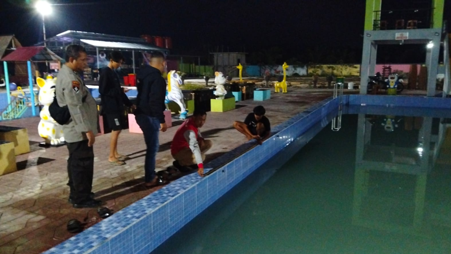 Tampak kolam renang Dian Kusuma yang menjadi lokasi tenggelamnya anak usia 7 tahun di Kecamatan Tebas, Kabupaten Sambas. (Dok. DNS/Faktakalbar.id)