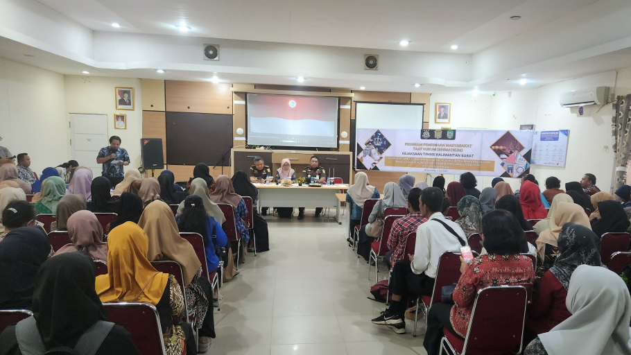 Juliantoro dari Kejati Kalbar memberikan materi penerangan hukum kepada kepala sekolah dan bendahara sekolah di Singkawang. (Dok. HO/Faktakalbar.id)