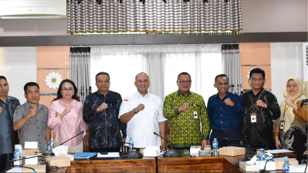 Wakil Ketua Komisi II DPRD Kalbar, Sueb, memaparkan hasil evaluasi kinerja Bank Kalbar dalam rapat kerja bersama Bank Kalbar di Pontianak, Selasa (15/07/2025). (Dok. Bank Kalbar)