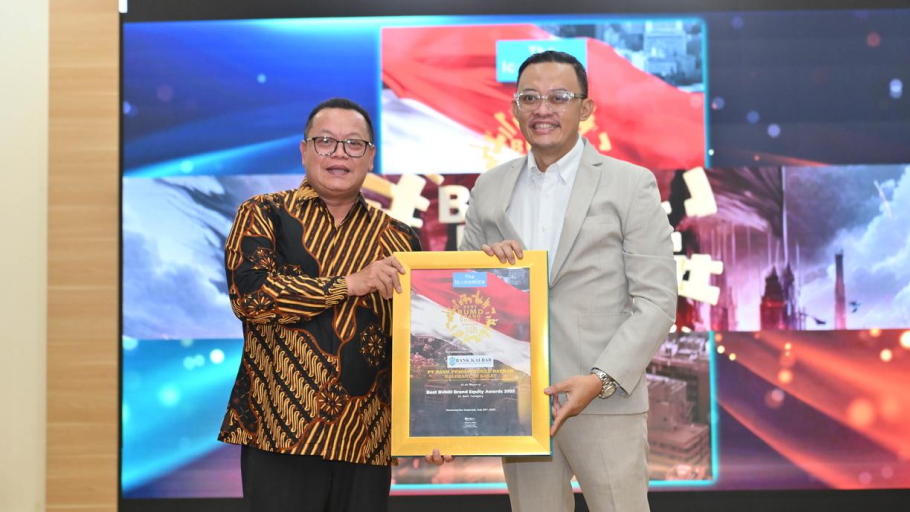 Direktur Utama Bank Kalbar, Rokidi, menerima penghargaan BUMD Brand Equity Awards 2025 di Jakarta. (Dok. HO/Faktakalbar.id)