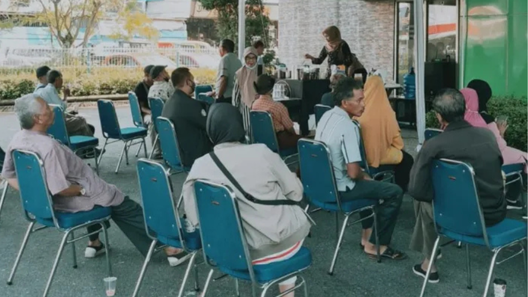 Layanan rutin awal bulan bagi pensiunan ASN di KCU Bank Kalbar Pontianak, lengkap dengan kopi gratis dan pemeriksaan kesehatan. (Dok. Bank Kalbar)