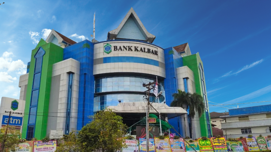 Tampak depan gedung Bank Kalbar sebagai pusat operasional layanan dan pengembangan sistem keamanan anti-fraud. (Dok. Faktakalbar.id)