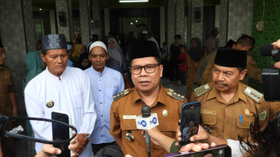 Bupati Satono menyambut kedatangan jamaah haji asal Sambas di halaman Masjid Darul Falah, Semelagi Besar. (Dok. DNS/Faktakalbar.id)