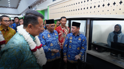 Wamen PAN-RB Purwadi Arianto berdialog dengan masyarakat saat kunjungan ke Mal Pelayanan Publik Kota Pontianak yang terletak di tepi Sungai Kapuas. (Dok. HO/faktakalbar.id)