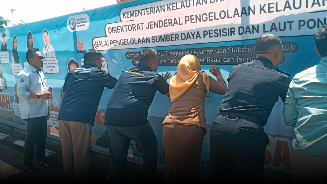 Penulisan slogan antikorupsi oleh peserta dalam rangkaian Forum Konsultasi Publik BPSPL Pontianak. (foto: Rudi/faktakalbar)