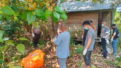 Petugas kepolisian mengevakuasi jenazah pria berinisial D (38) yang ditemukan gantung diri di pohon kawasan semak Dusun Sutera, Sambas. (Dok. Polres Sambas)
