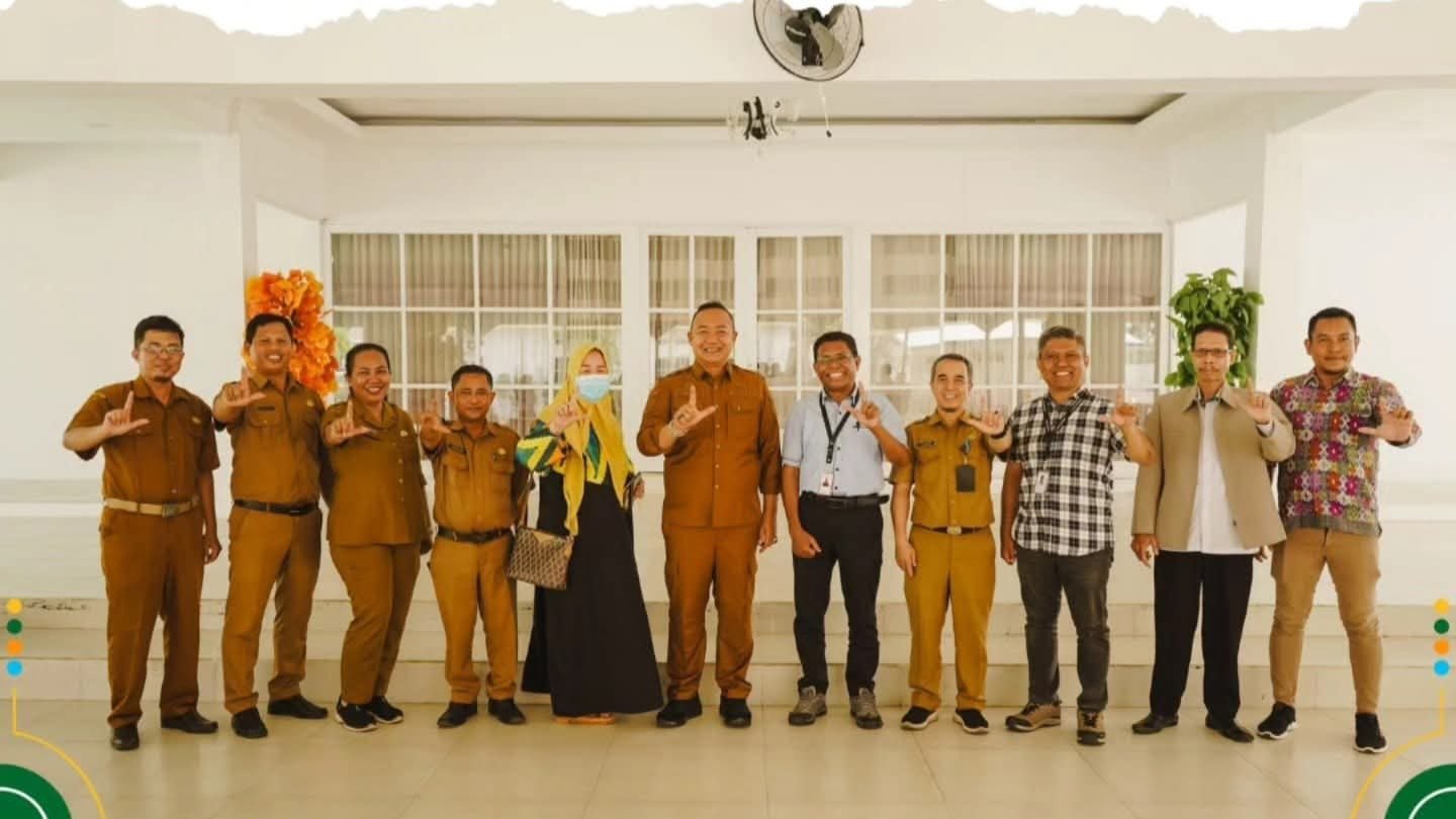 Bupati Ketapang, Alexander Wilyo, dan perwakilan Kolaborasi Untuk Edukasi Anak Indonesia (KREASI) di Pendopo Bupati, Senin (28/7/2025).