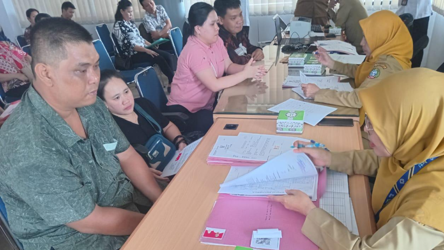 Suasana pencatatan pernikahan 10 pasangan umat Buddha yang difasilitasi oleh Pemkot Pontianak dan Kemenag di MPP Kapuas Indah, Selasa (15/7/2025). (Dok. Disdukcapil Pontianak)