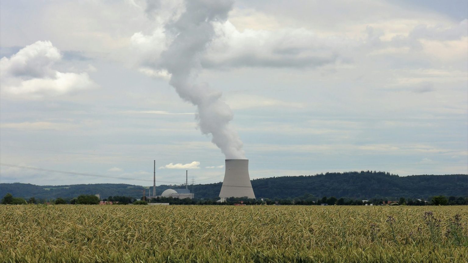 Pemerintah sebut Kalbar dan Sumatra menjadi lokasi strategis terkait pengembangan energi nuklir di Indonesia. Foto: Clemens van Lay/Unsplash