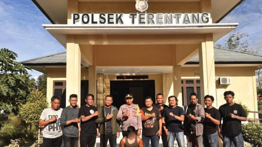 SI, pelaku pencurian sepeda motor di Terentang, diamankan di Polsek Terentang, Selasa (8/7/2025). (Dok. Polres Kubu Raya)