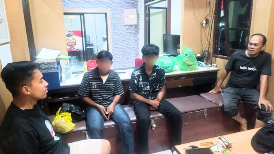 Dua remaja pelaku curanmor AN dan MR diamankan di Polres Kubu Raya (Dok. Polres Kubu Raya)