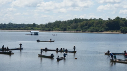 Wakil Bupati Kapuas Hulu bersama warga mengikuti panen raya ikan tradisional di Danau Baru, Desa Nanga Embaloh. (Dok. Instagram/@prokopim.kapuashulu)