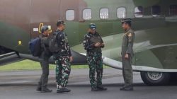 Kasdam XII/Tpr Brigjen TNI Putra Widyawinaya menyambut Letjen TNI Kunto Arief Wibowo saat kunjungan kerja ke Kapuas Hulu, Senin (7/7/2025). (Dok. HO/Faktakalbar.id)
