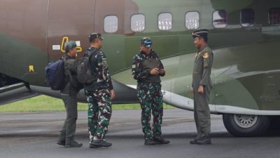 Kasdam XII/Tpr Brigjen TNI Putra Widyawinaya menyambut Letjen TNI Kunto Arief Wibowo saat kunjungan kerja ke Kapuas Hulu, Senin (7/7/2025). (Dok. HO/Faktakalbar.id)