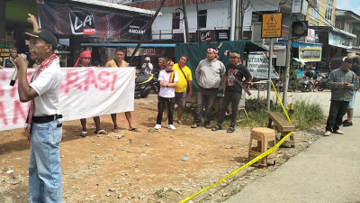 Masyarakat adat Dayak menggelar aksi damai menolak transmigrasi di simpang empat Pasar Bodok, Sanggau. (Dok Ist)