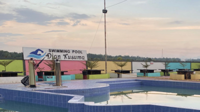 Lokasi Kolam Renang Dian Kusuma di Kecamatan Tebas, Sambas, masih dipasangi garis polisi usai insiden anak tenggelam. (Dok. Ist)