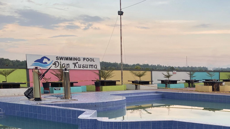 Lokasi Kolam Renang Dian Kusuma di Kecamatan Tebas, Sambas, masih dipasangi garis polisi usai insiden anak tenggelam. (Dok. Ist)