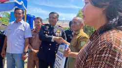 Penyerahan tanda peresmian sumur bor oleh Kapolres Sambas AKBP Wahyu Jati Wibowo kepada Kepala Desa Lorong dalam rangka HUT Bhayangkara ke-79, Selasa (1/7/2025). (dok.faktakalbar)