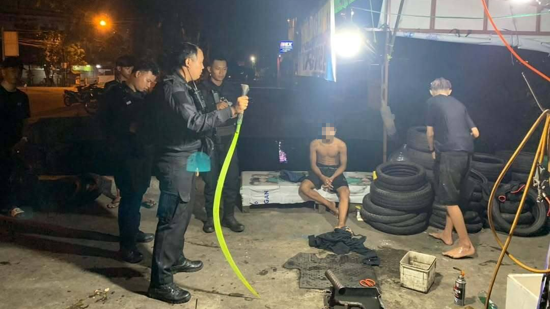 Petugas Patroli Enggang Polresta Pontianak saat mengamankan remaja yang membawa senjata tajam di Jalan Merdeka. (Dok. Ist)