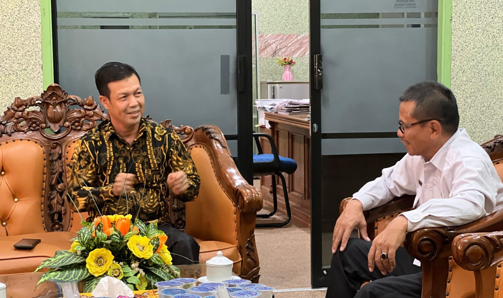 "Ketua DPRD Kabupaten Sambas Abu Bakar dan Kepala Kemenag Kabupaten Sambas Mahmud Jayadi saat pertemuan, Selasa (29/7/2025)."