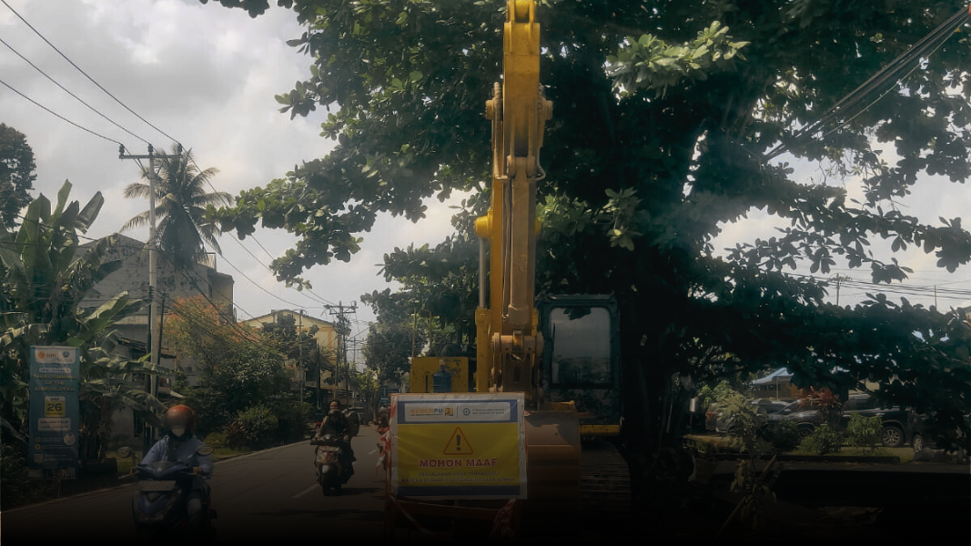 Ekskavator berwarna kuning milik proyek drainase KemenPUPR tampak tidak beroperasi di Jalan Purnama, Pontianak, Jumat (25/07/2025). (Dok. Faktakalbar.id)