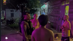 Petugas Polda Kalbar mengamankan pemuda mabuk yang mengganggu warga di Pontianak Selatan, Senin malam. (Dok. HO/Faktakalbar.id)