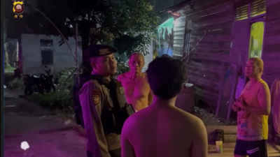 Petugas Polda Kalbar mengamankan pemuda mabuk yang mengganggu warga di Pontianak Selatan, Senin malam. (Dok. HO/Faktakalbar.id)