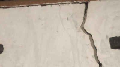 Warga melihat kondisi rumah yang rusak ringan pascagempa di Kabupaten Poso, Sulawesi Tengah (Dok HO/faktakalbar.id)