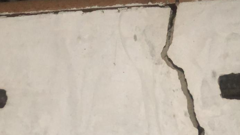 Warga melihat kondisi rumah yang rusak ringan pascagempa di Kabupaten Poso, Sulawesi Tengah (Dok HO/faktakalbar.id)