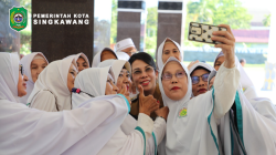 Wali Kota Singkawang menyambut kepulangan jamaah haji di halaman kantor wali kota. (Dok. Instagram/@prokopimsingkawang)