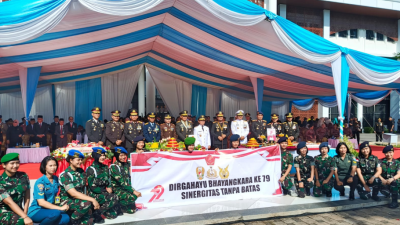 Upacara gabungan digelar di Halaman Kantor Gubernur Kalimantan Barat dalam rangka peringati HUT Bhayangkara ke - 79 Tahun 2025, Selasa (1/7/2025) (foto: Mario/Faktakalbar.id)