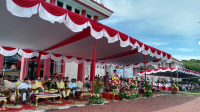 Penampilan tarian kolosal dan prosesi belarak dalam upacara peringatan HUT ke-394 Kabupaten Sambas dan 26 tahun perpindahan ibu kota di Halaman Kantor Bupati, Selasa (15/07/2025). (Dok. Faktakalbar.id)