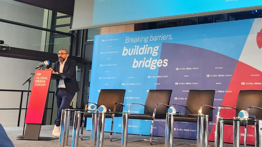 Ismail Fahmi berbicara di forum internasional tentang jurnalisme digital dan peran media di era algoritma.