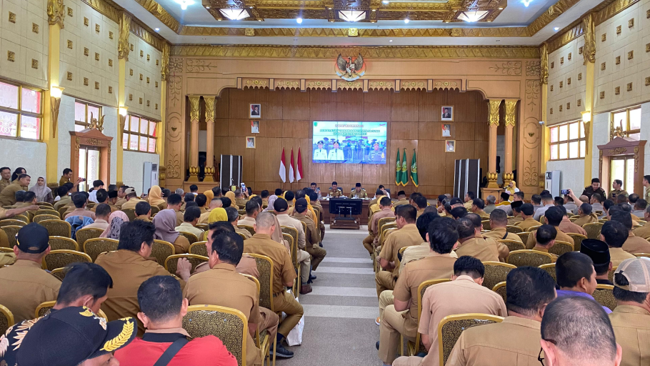 Bupati Sambas Satono memimpin rapat koordinasi pelaksanaan Inpres Jagung 2025 bersama camat dan kepala desa. (Dok. Faktakalbar.id)