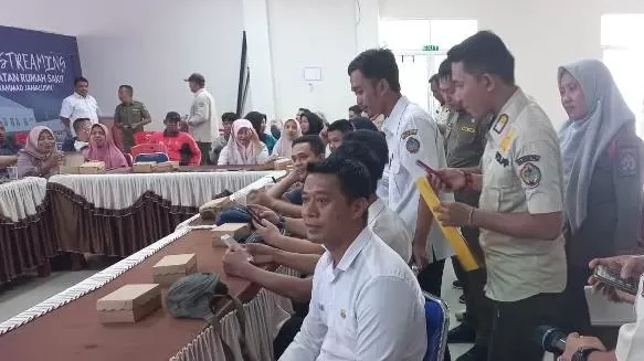 Petugas Satpol PP Kayong Utara saat melakukan pemeriksaan ponsel milik ASN di salah satu OPD, Kamis (10/7/2025). (Dok. Ist)
