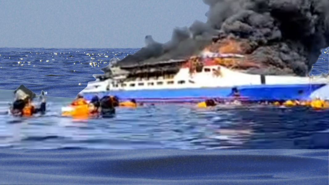 Tim SAR mengevakuasi penumpang KM Gregorius Barcelona V yang terbakar di perairan Pulau Talise, Minahasa Utara, Sulawesi Utara. (Dok. Ist)