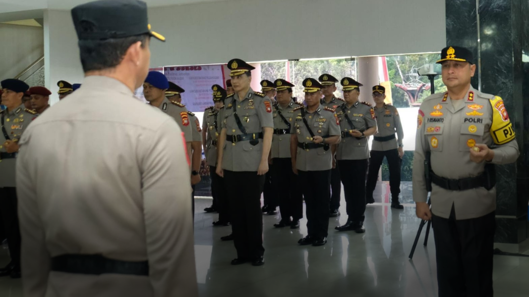 Irjen Pol Pipit Rismanto memimpin upacara sertijab sejumlah pejabat utama dan Kapolres jajaran Polda Kalbar, Kamis (17/07/2025). (Dok. HO/Faktakalbar.id)