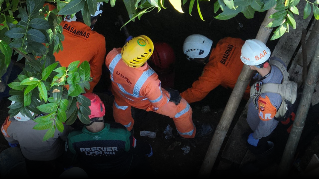 Tim SAR gabungan mengevakuasi korban longsor di Kelurahan Padasuka, Kecamatan Cimahi Barat, Kota Cimahi, Jumat (18/07/2025). (Dok. BPBD Kota Cimahi)