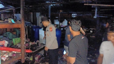 Petugas pemadam dan warga memadamkan api di dapur rumah yang terbakar di Dusun Gunung Sepuk, Sambas. (Dok. Polres Sambas)