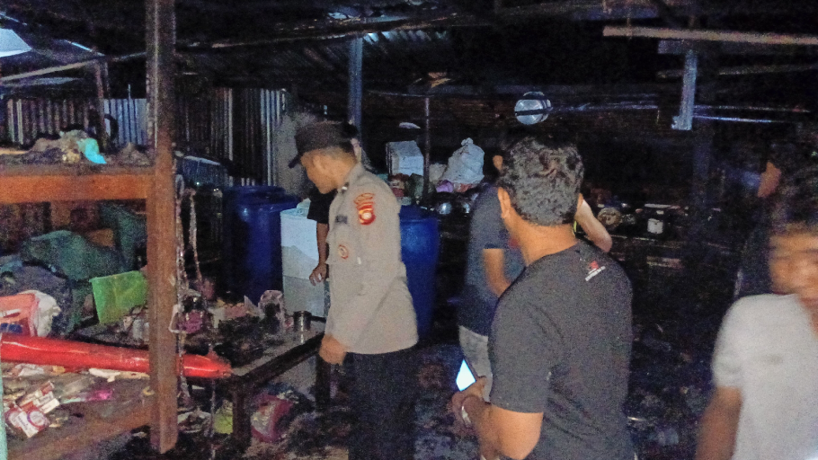 Petugas pemadam dan warga memadamkan api di dapur rumah yang terbakar di Dusun Gunung Sepuk, Sambas. (Dok. Polres Sambas)