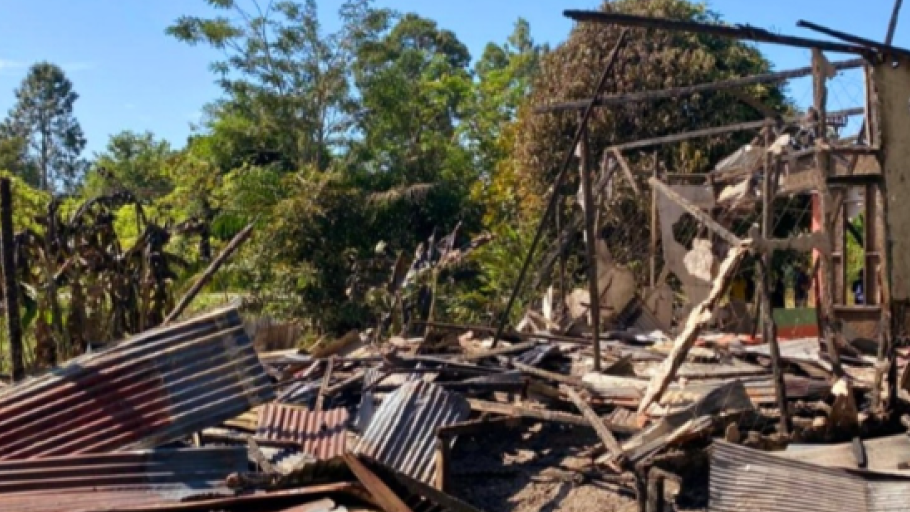 Sisa-sisa bangunan rumah dan rumah walet milik warga di Kapuas Hulu yang terbakar akibat korsleting listrik. (Dok. Ist)